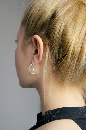 curve post earrings in silver - sample sale