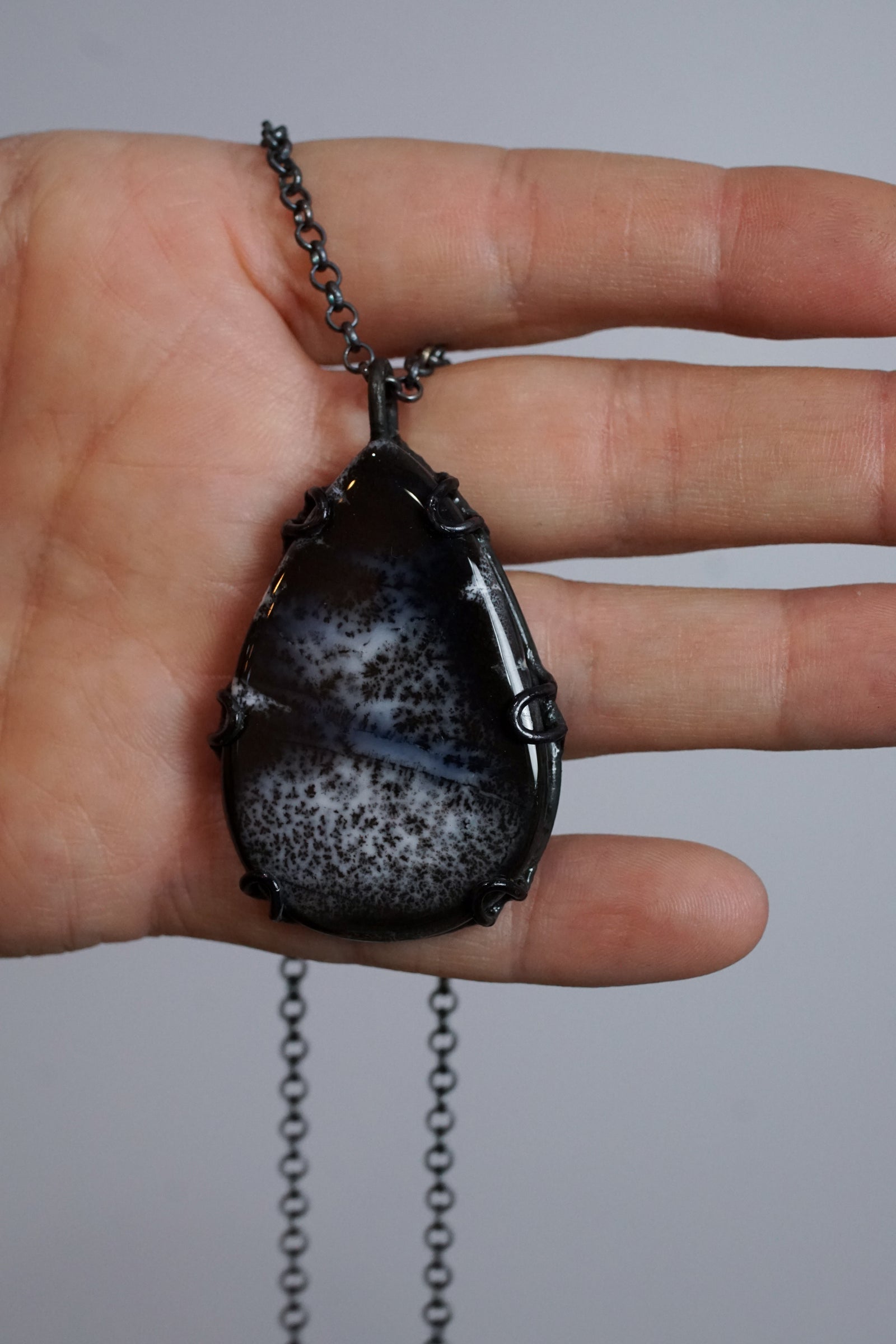 long Contra Noir pendant