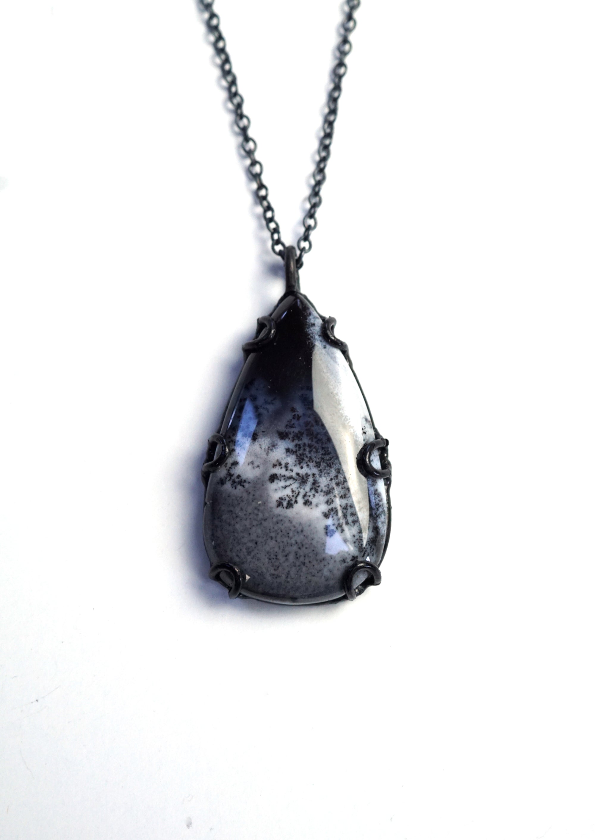 Contra Noir pendant