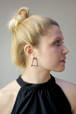 large curve post earrings in black