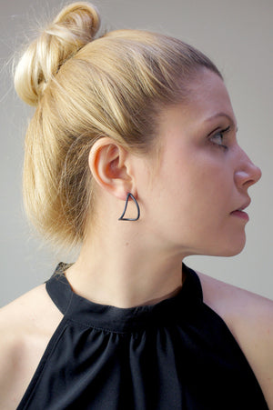 curve post earrings in black