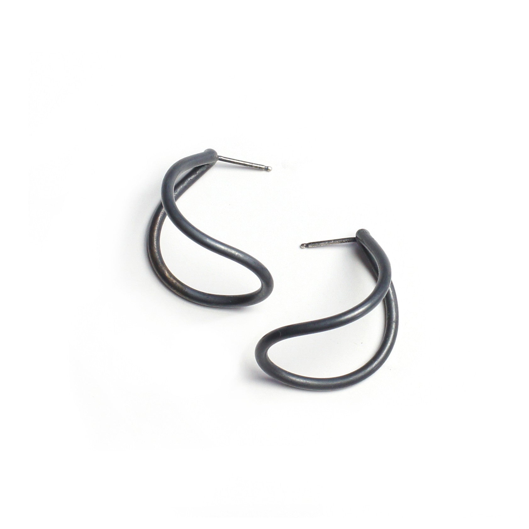 curve post earrings in black