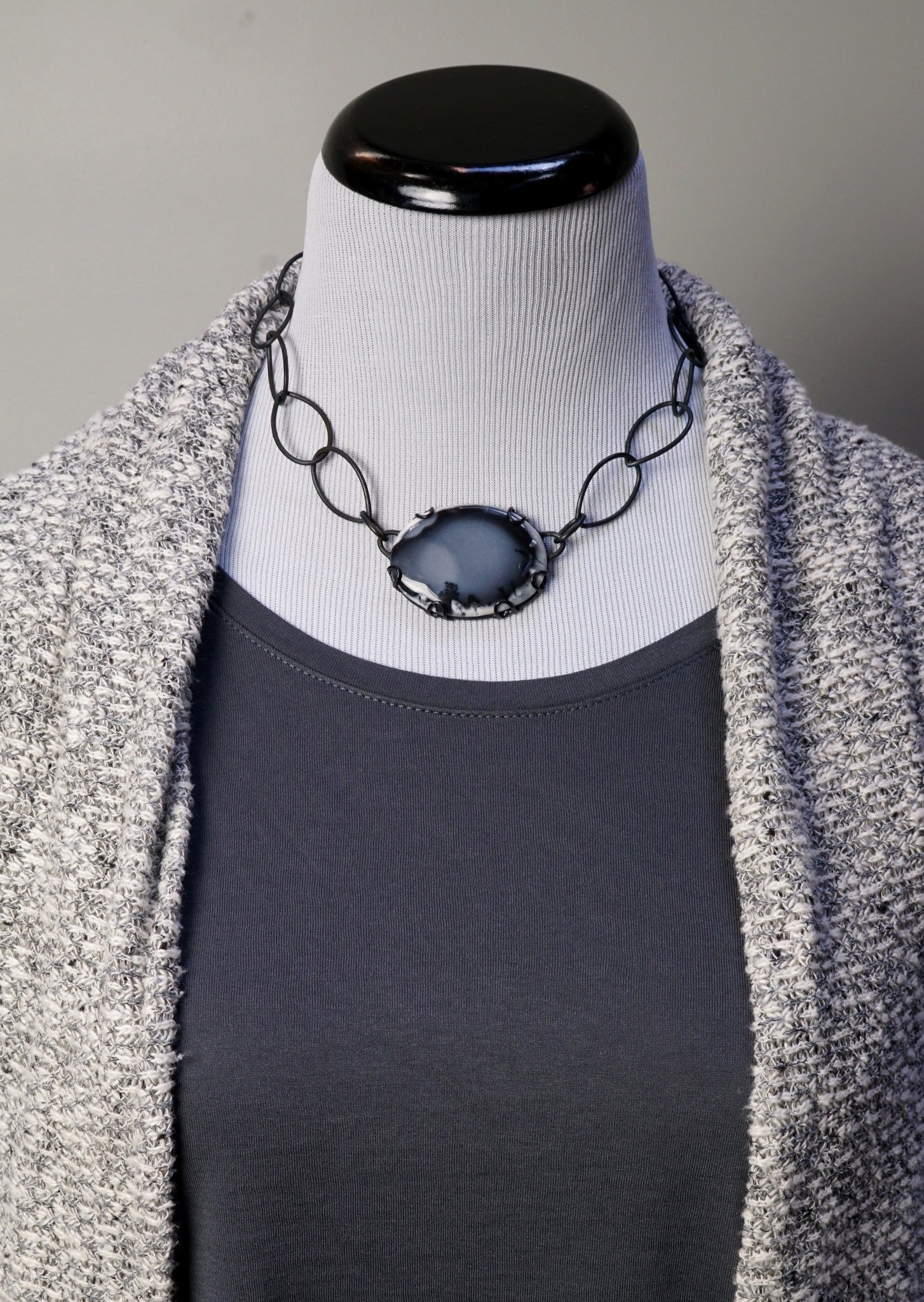 oval Contra Noir necklace