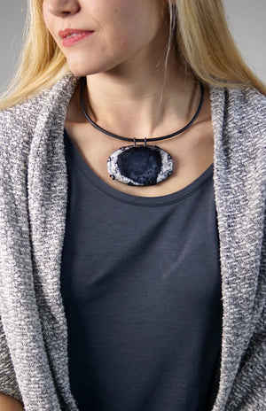 oval Contra Noir necklace