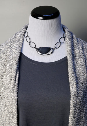 oval Contra Noir necklace