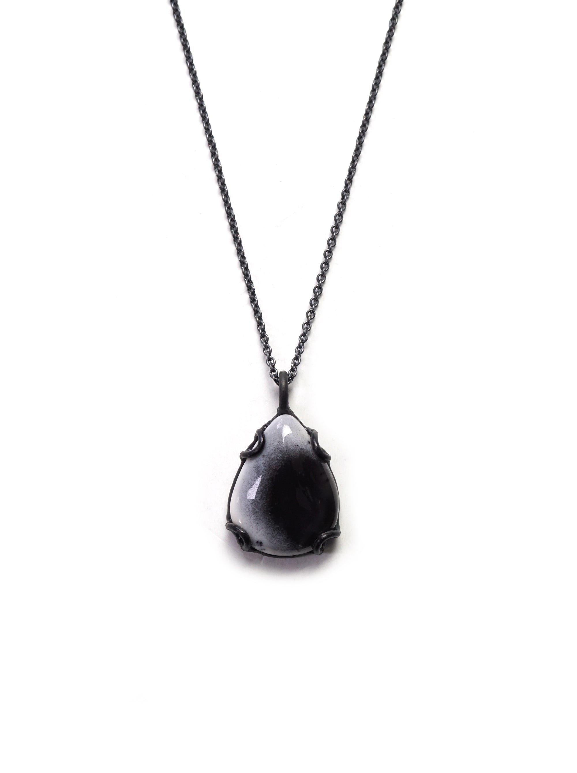 Contra Noir pendant