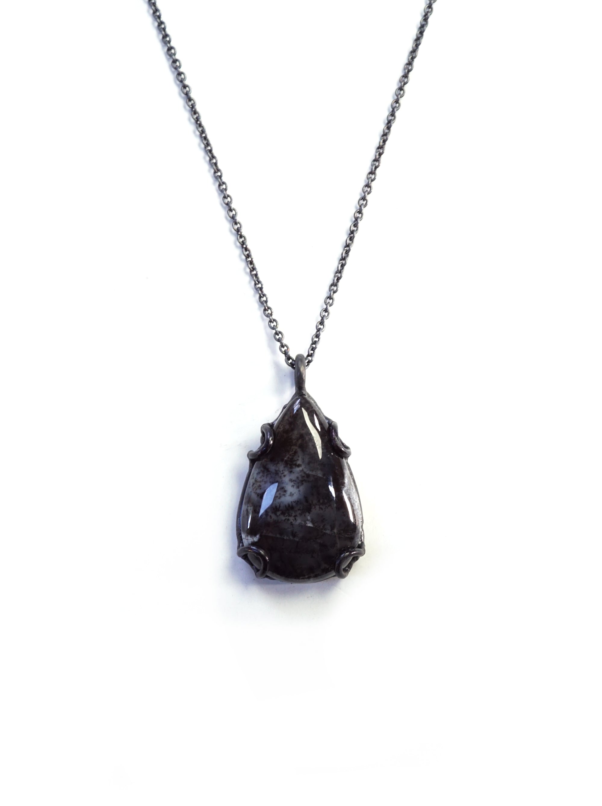 Contra Noir pendant