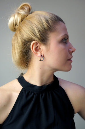 small curve post earrings in black