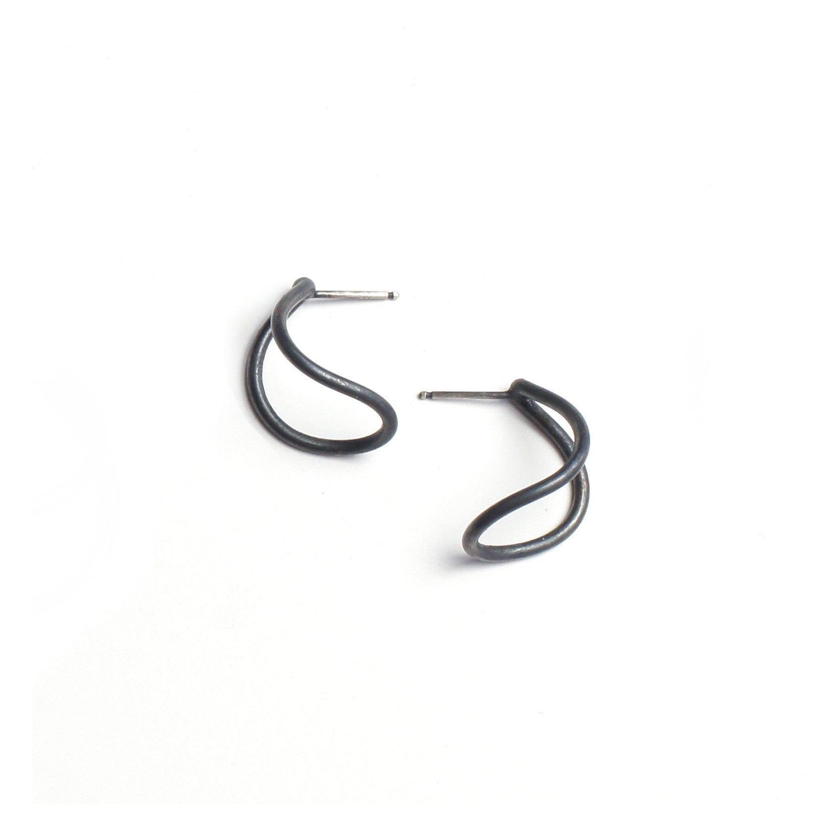 small curve post earrings in black