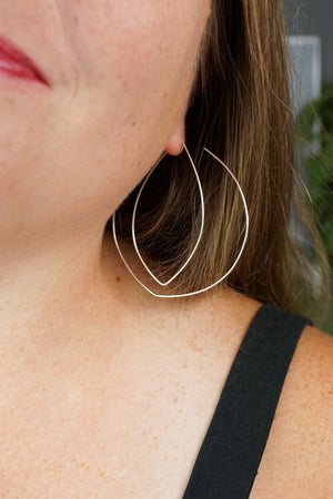 Grand Tete Threader Hoop Earrings in silver or gold-filled