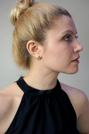 tiny curve post earrings in black