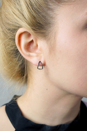 tiny curve post earrings in black