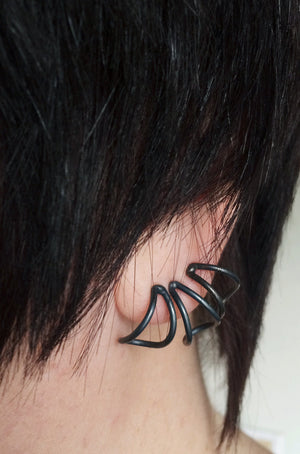 tiny curve post earrings in black